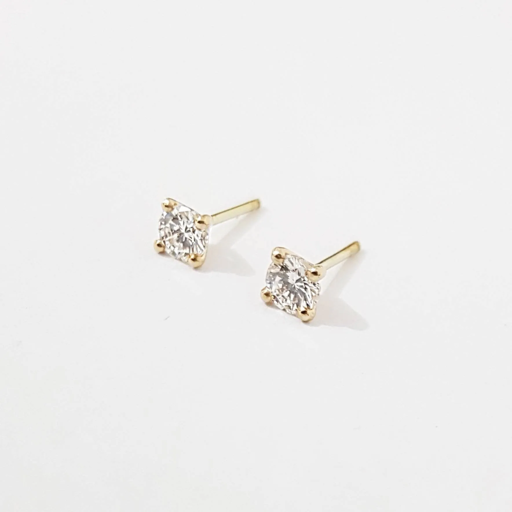 0.70 Carat Diamond 18K Gold Stud Earrings