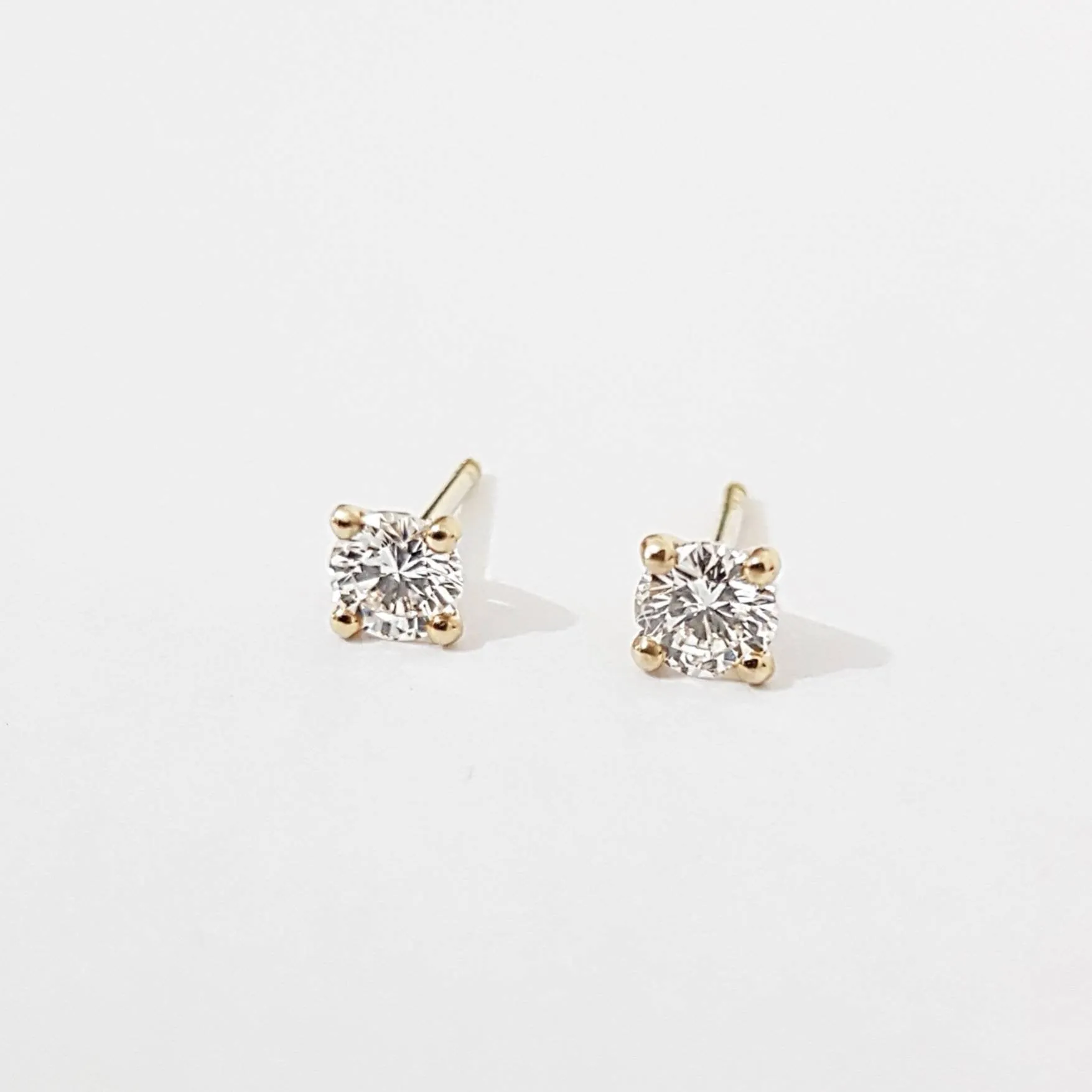 0.70 Carat Diamond 18K Gold Stud Earrings