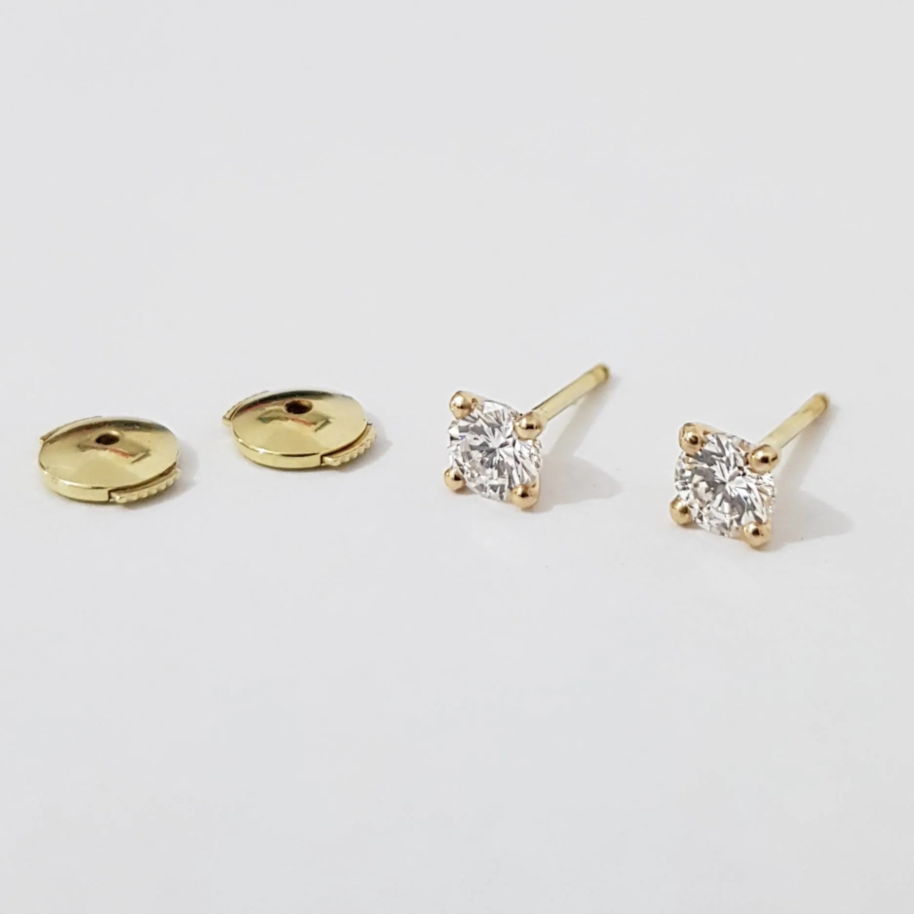 0.70 Carat Diamond 18K Gold Stud Earrings