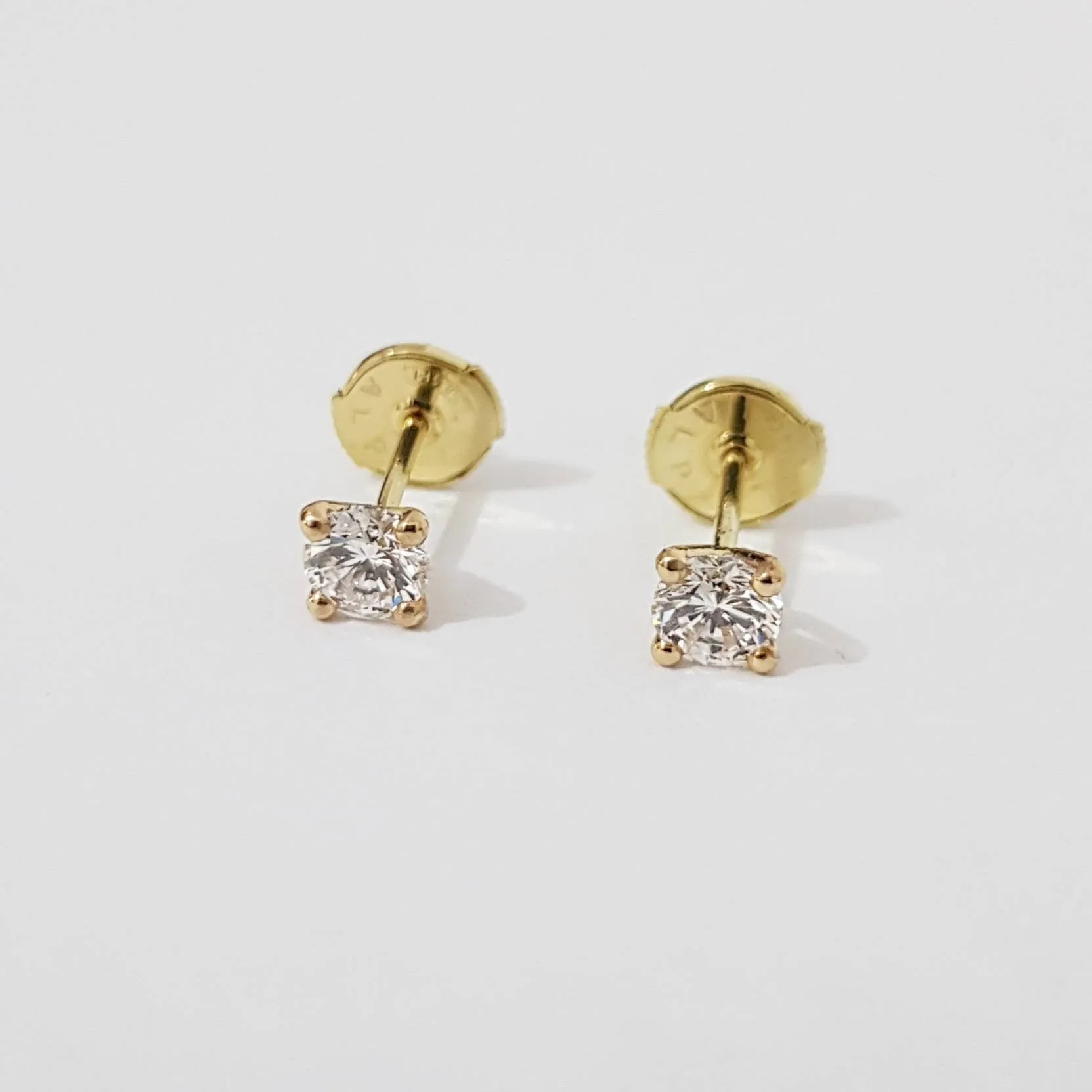 0.70 Carat Diamond 18K Gold Stud Earrings