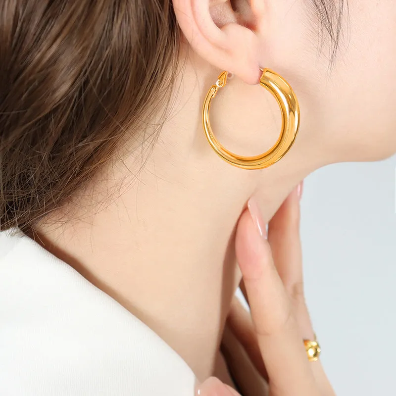 18K Gold Simple Atmospheric Hollow Round Design Versatile Earrings