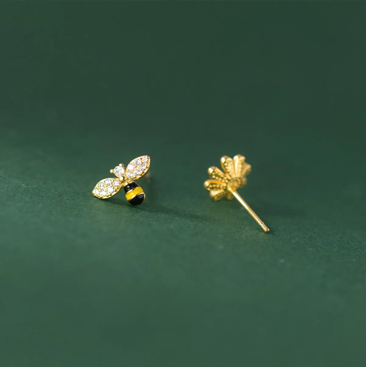 Asymmetry Bee and Daisy flower cute stud earrings - SS075