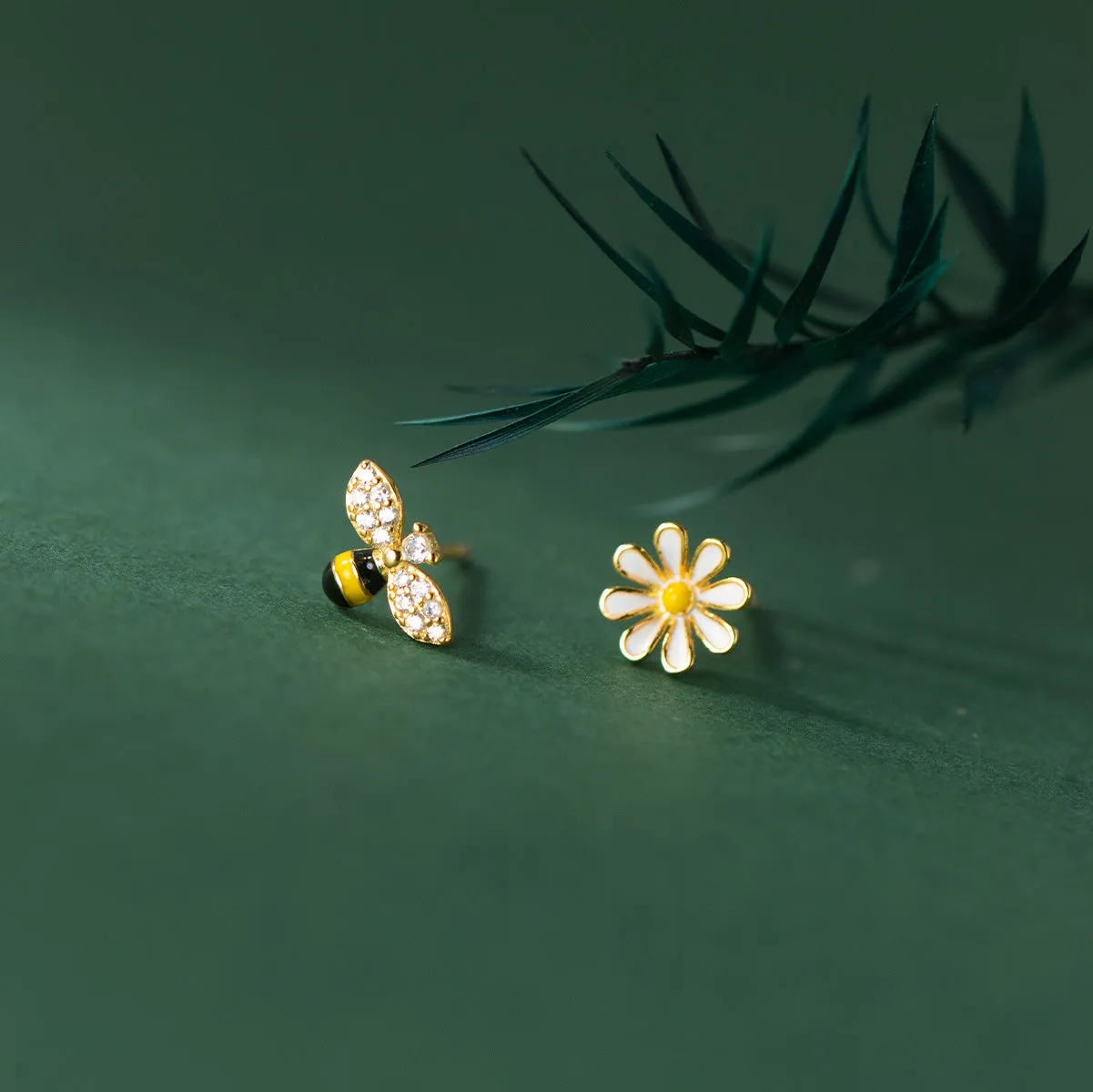 Asymmetry Bee and Daisy flower cute stud earrings - SS075