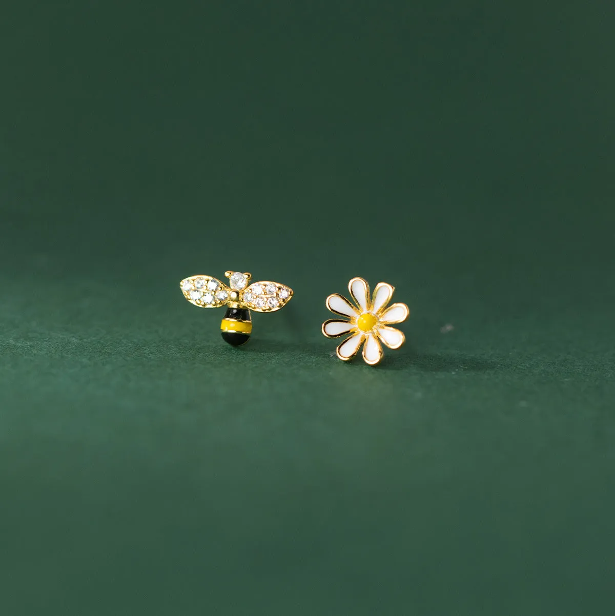 Asymmetry Bee and Daisy flower cute stud earrings - SS075