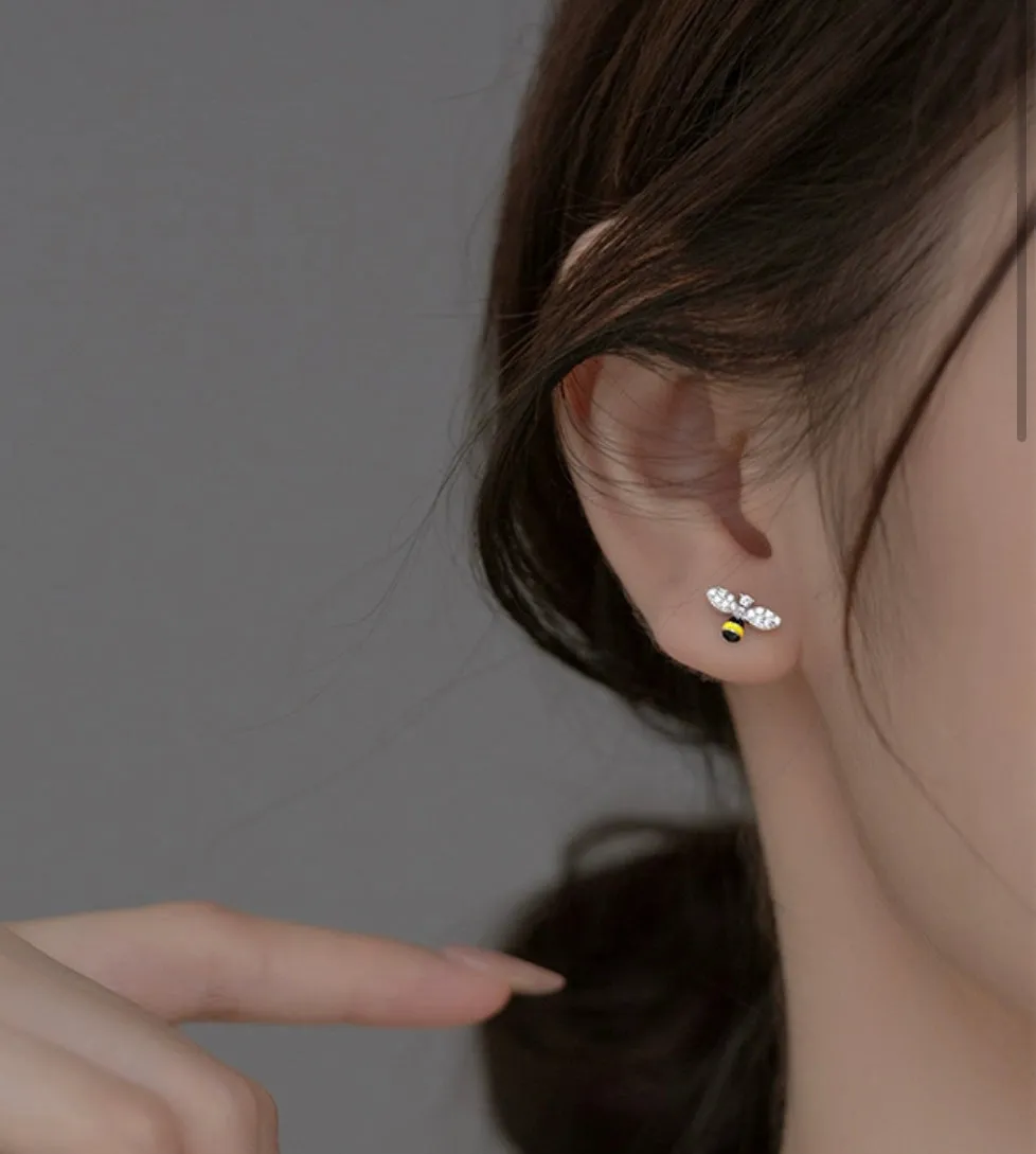 Asymmetry Bee and Daisy flower cute stud earrings - SS075