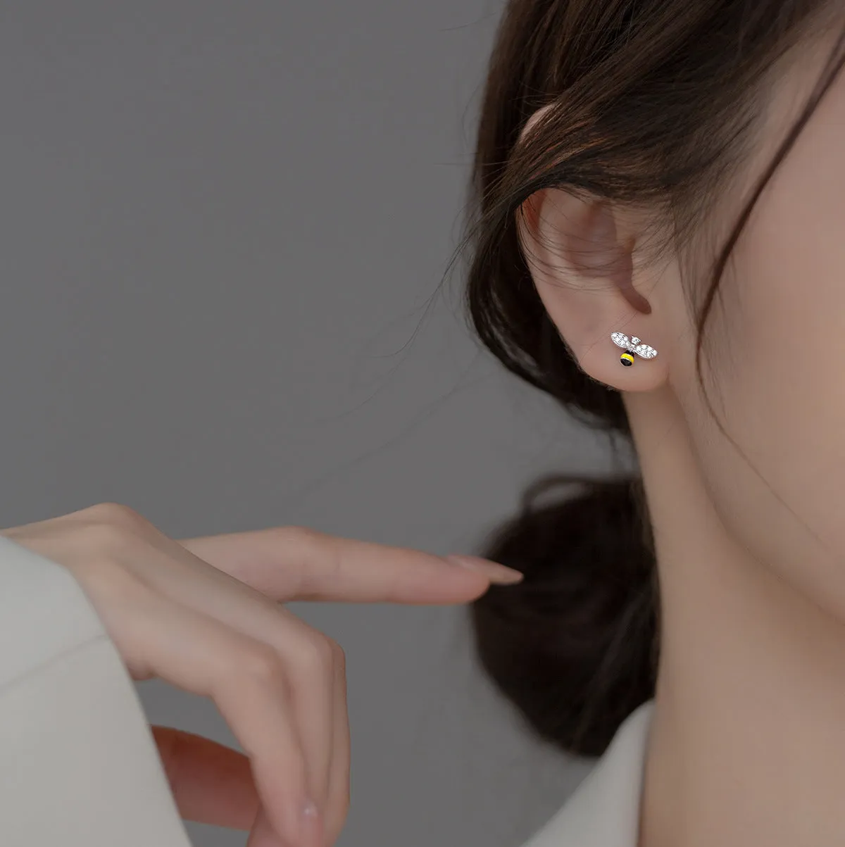 Asymmetry Bee and Daisy flower cute stud earrings - SS075