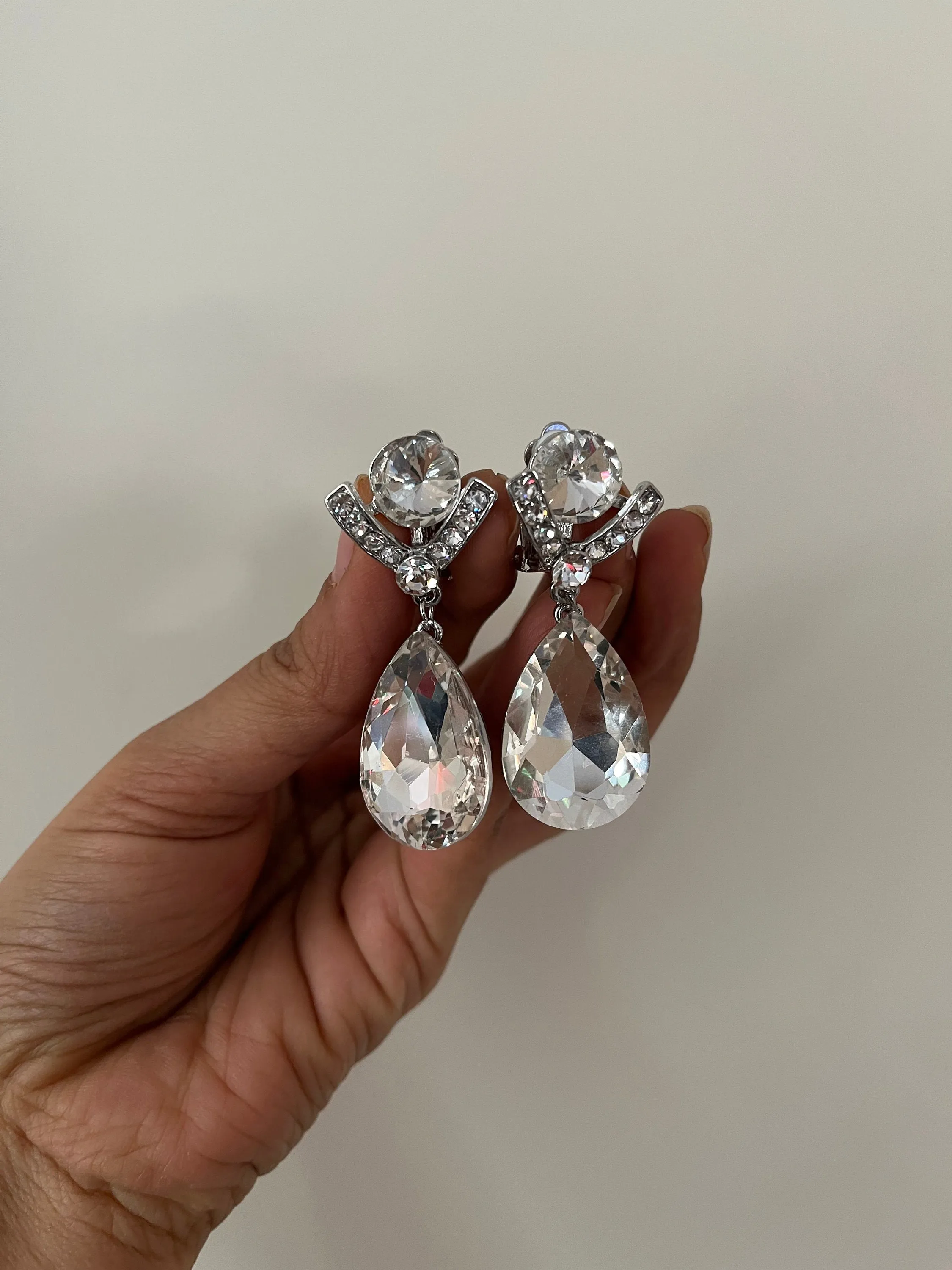 Clear clip on earrings , clear silver clip  crystal earrings , glass earrings , clear white silver  earring no piercing no hole teardrops