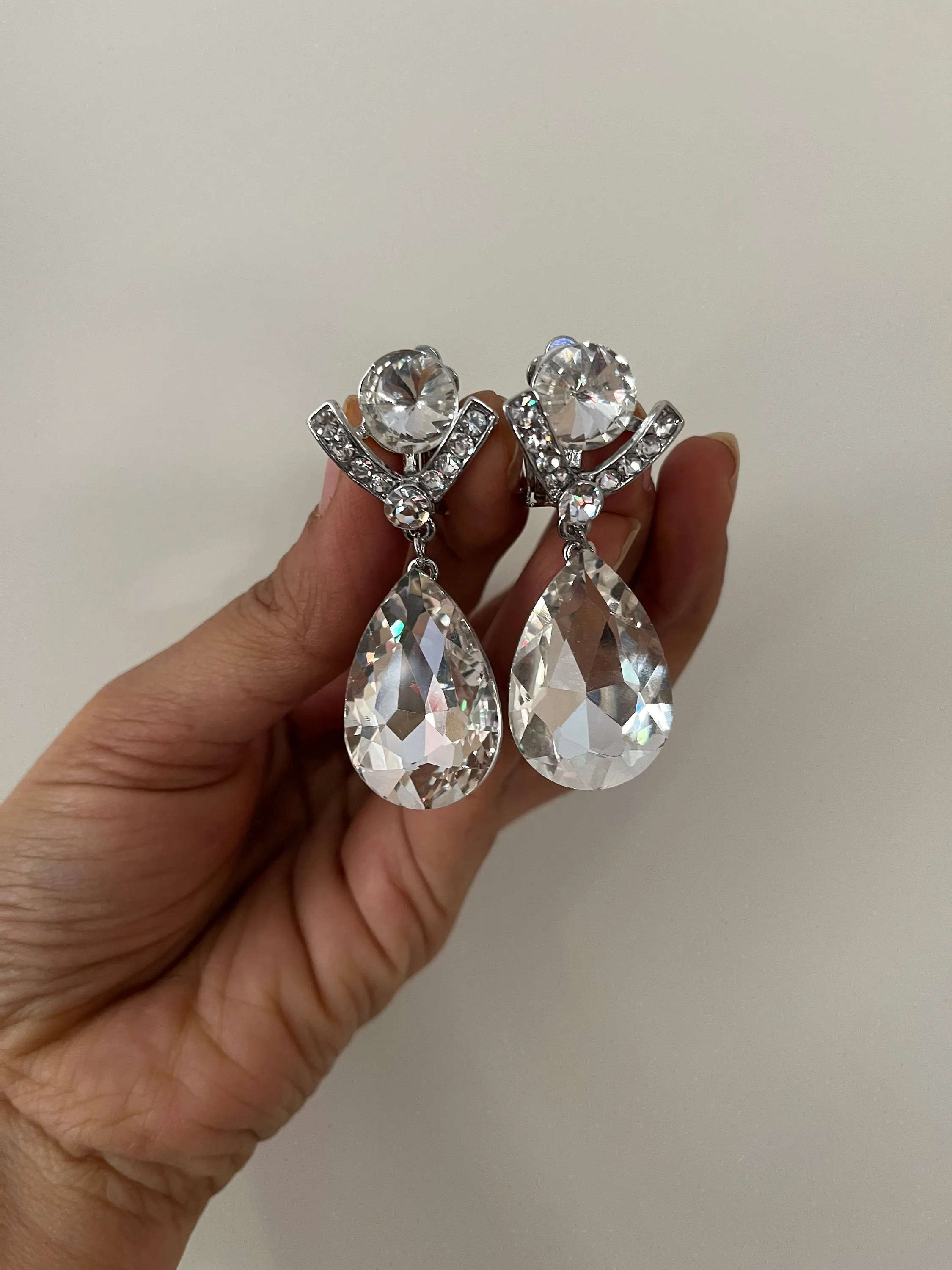 Clear clip on earrings , clear silver clip  crystal earrings , glass earrings , clear white silver  earring no piercing no hole teardrops