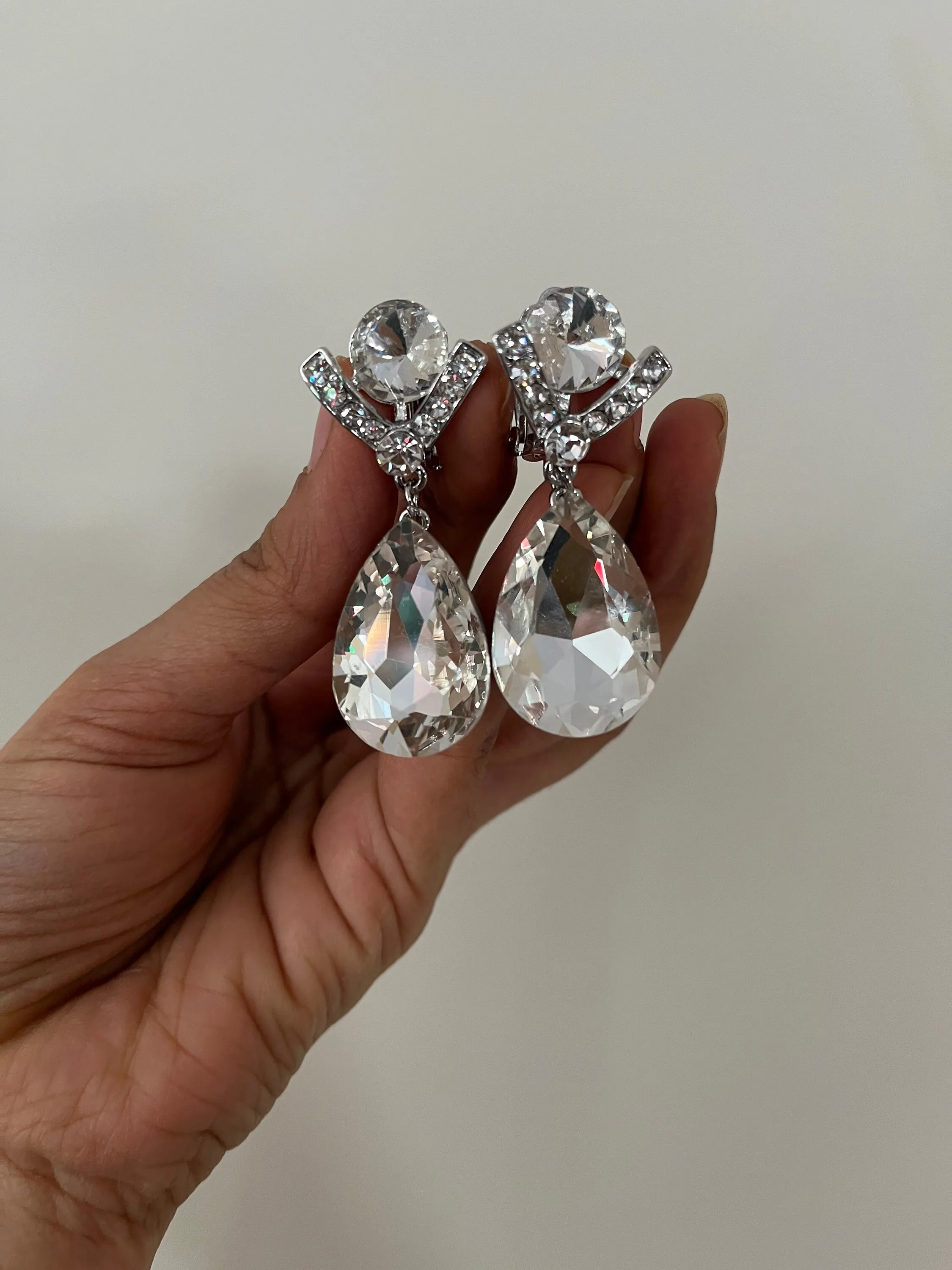 Clear clip on earrings , clear silver clip  crystal earrings , glass earrings , clear white silver  earring no piercing no hole teardrops
