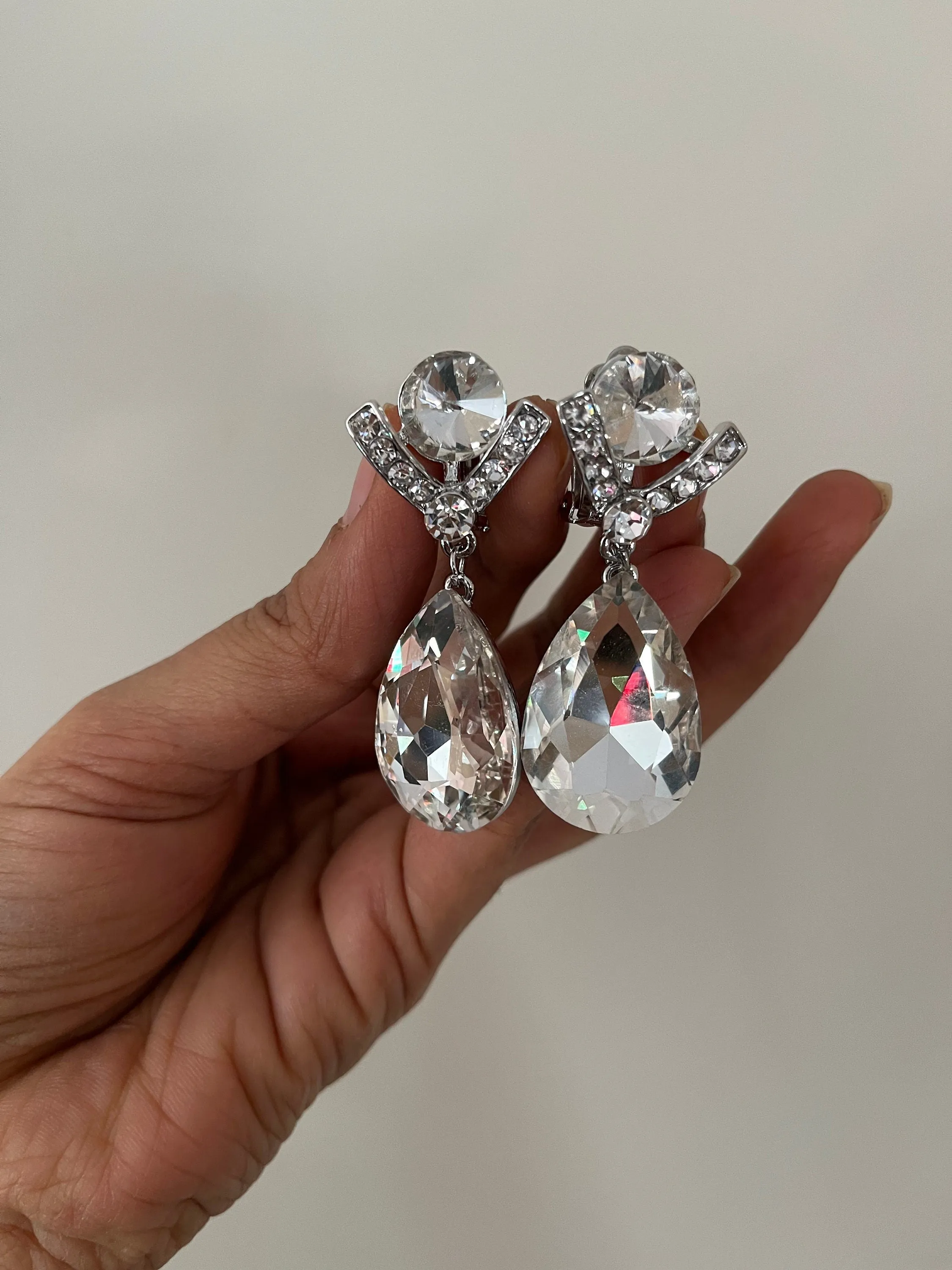 Clear clip on earrings , clear silver clip  crystal earrings , glass earrings , clear white silver  earring no piercing no hole teardrops