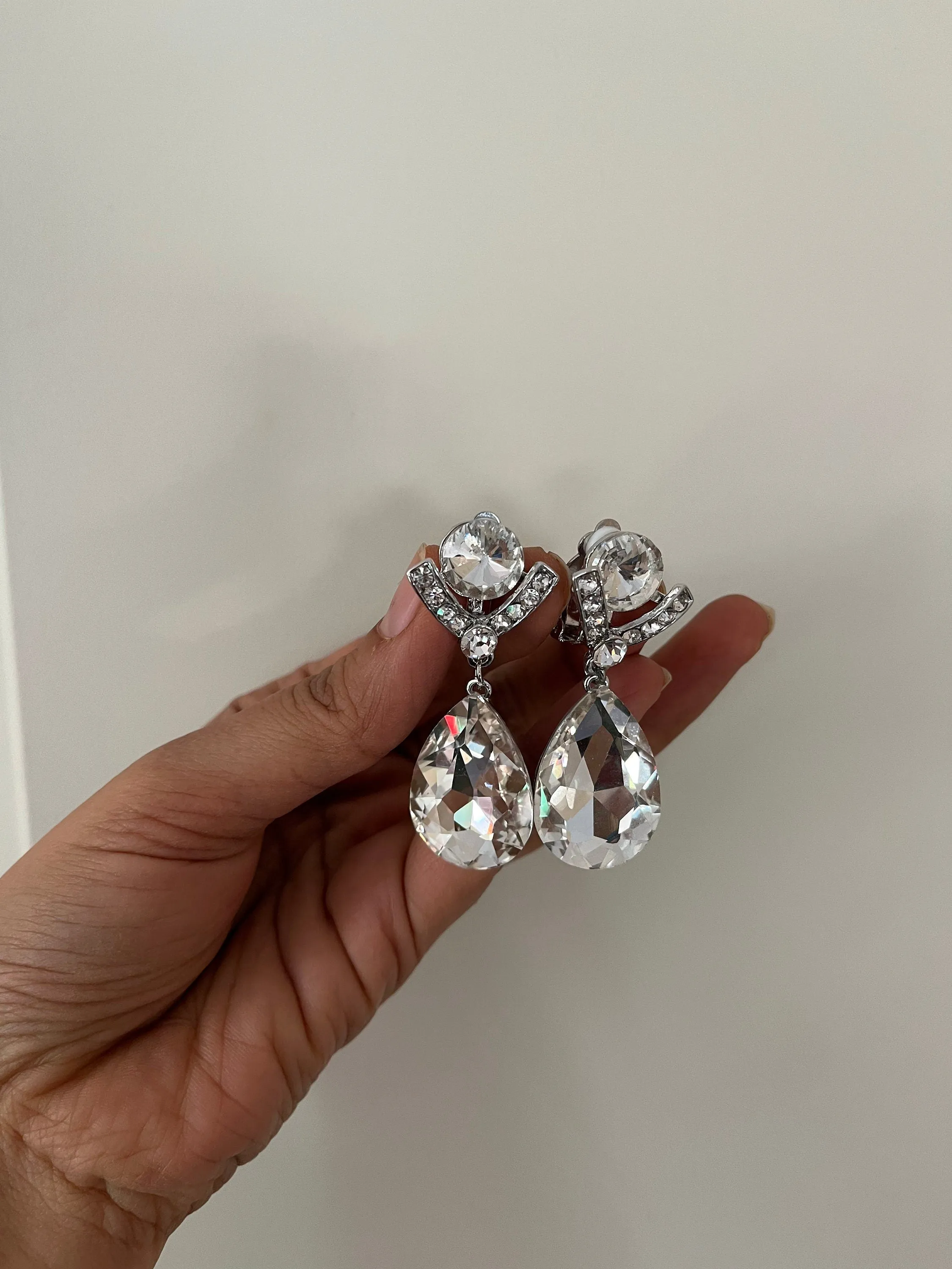 Clear clip on earrings , clear silver clip  crystal earrings , glass earrings , clear white silver  earring no piercing no hole teardrops