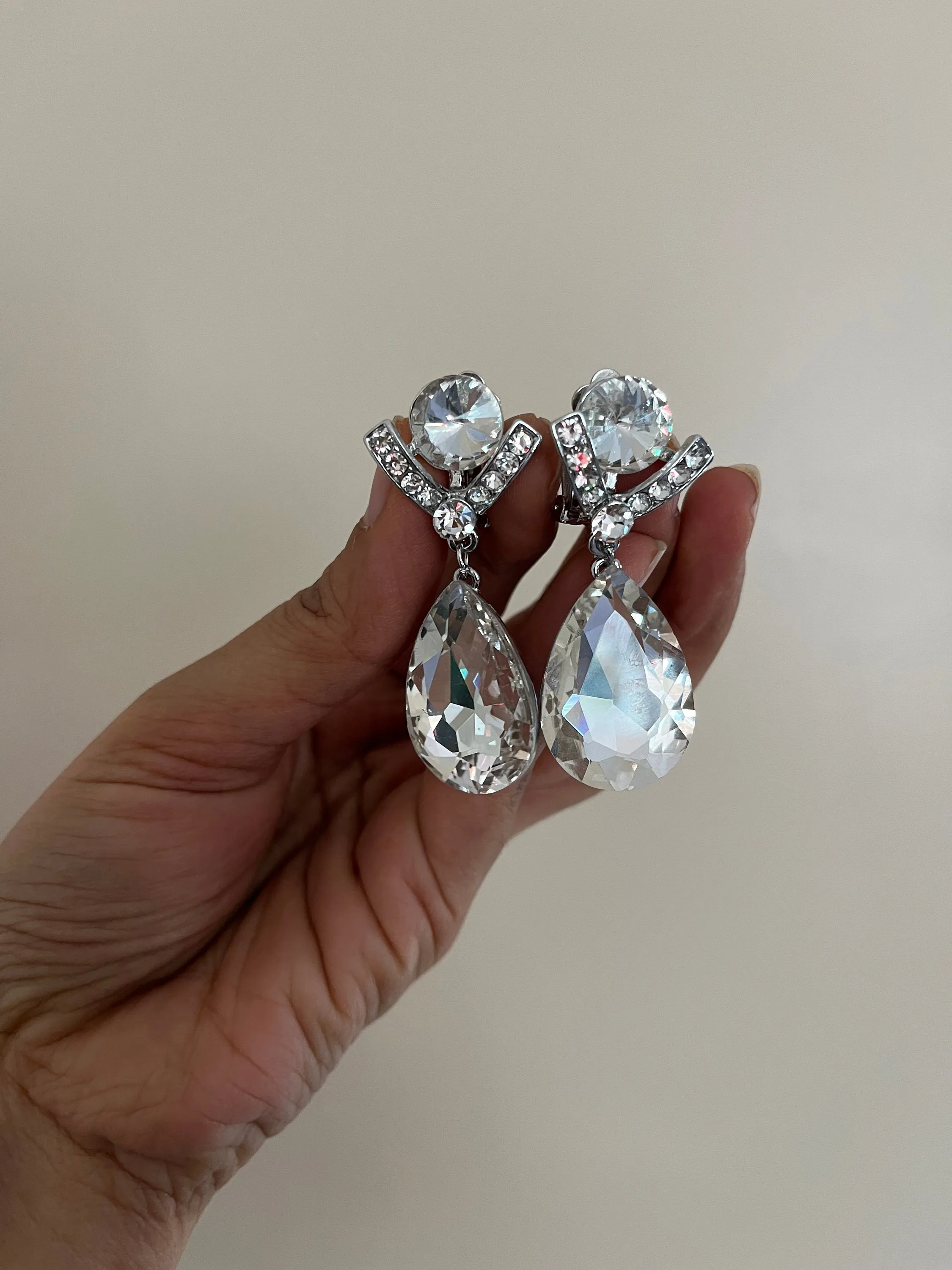 Clear clip on earrings , clear silver clip  crystal earrings , glass earrings , clear white silver  earring no piercing no hole teardrops