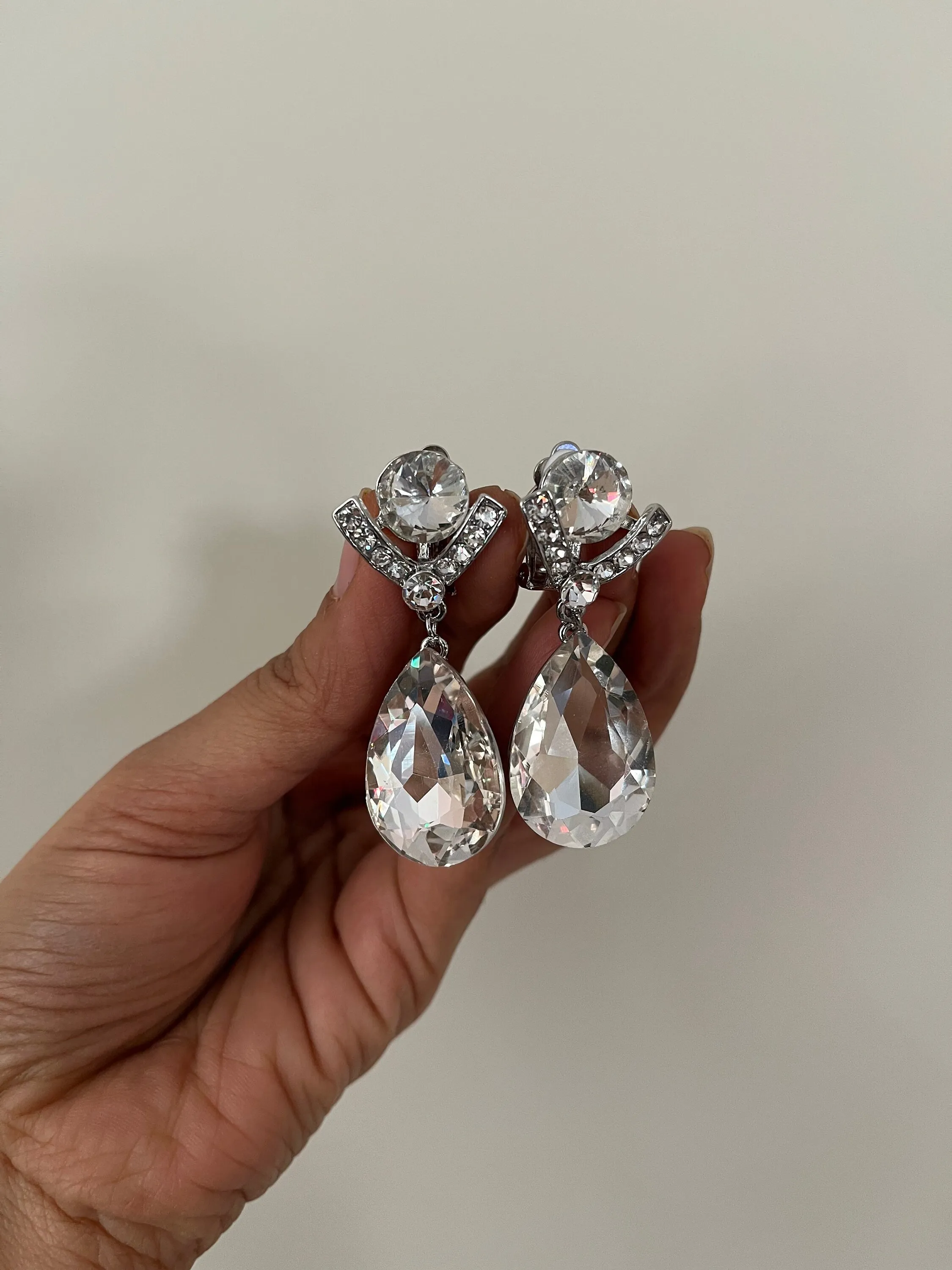 Clear clip on earrings , clear silver clip  crystal earrings , glass earrings , clear white silver  earring no piercing no hole teardrops