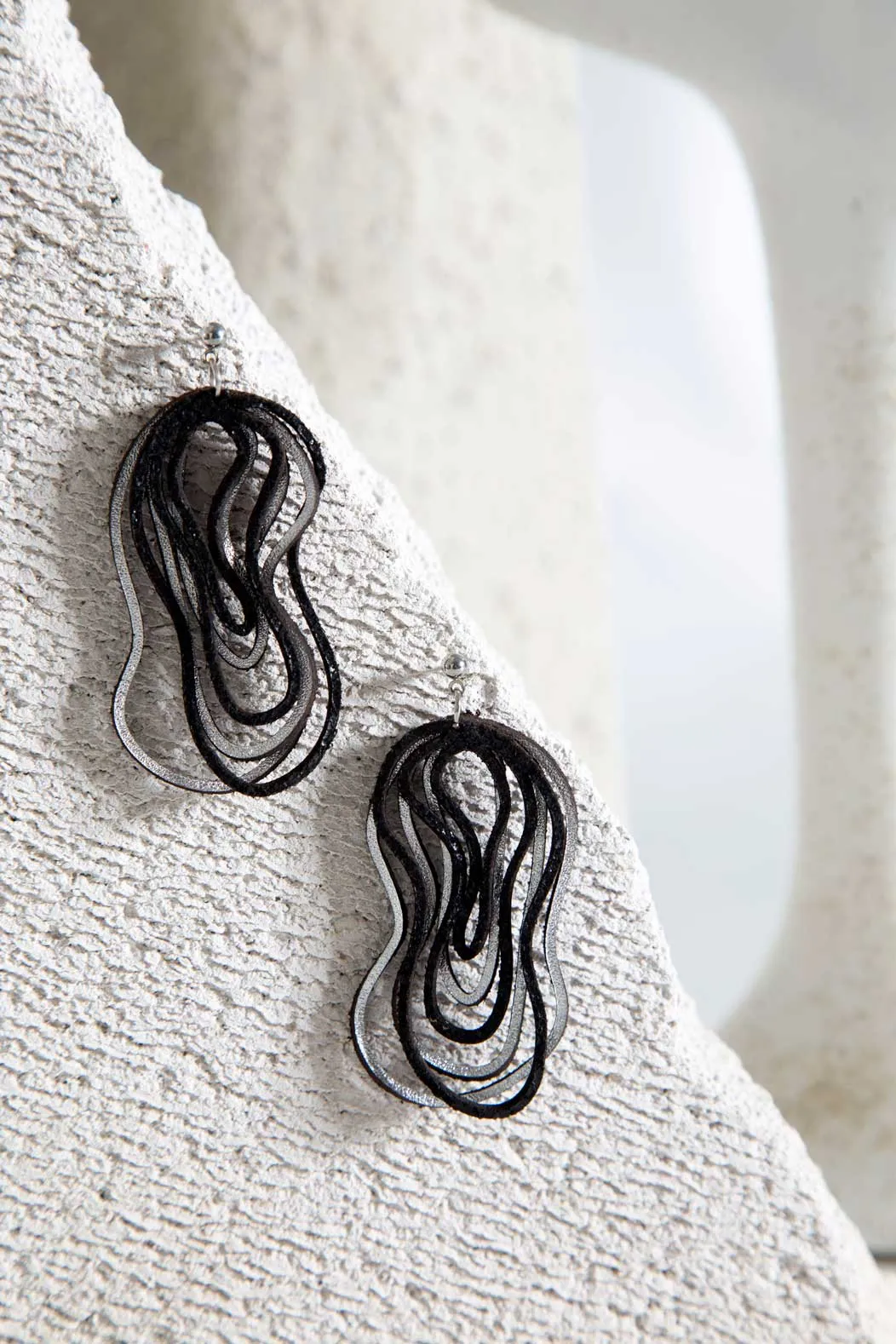 Curves Duo Earrings Small - Silver/Black *