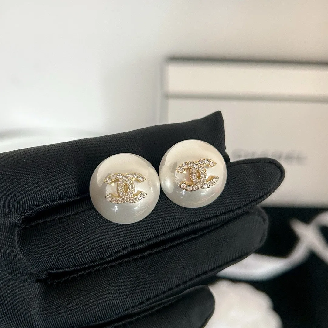 Double C round pearl earrings