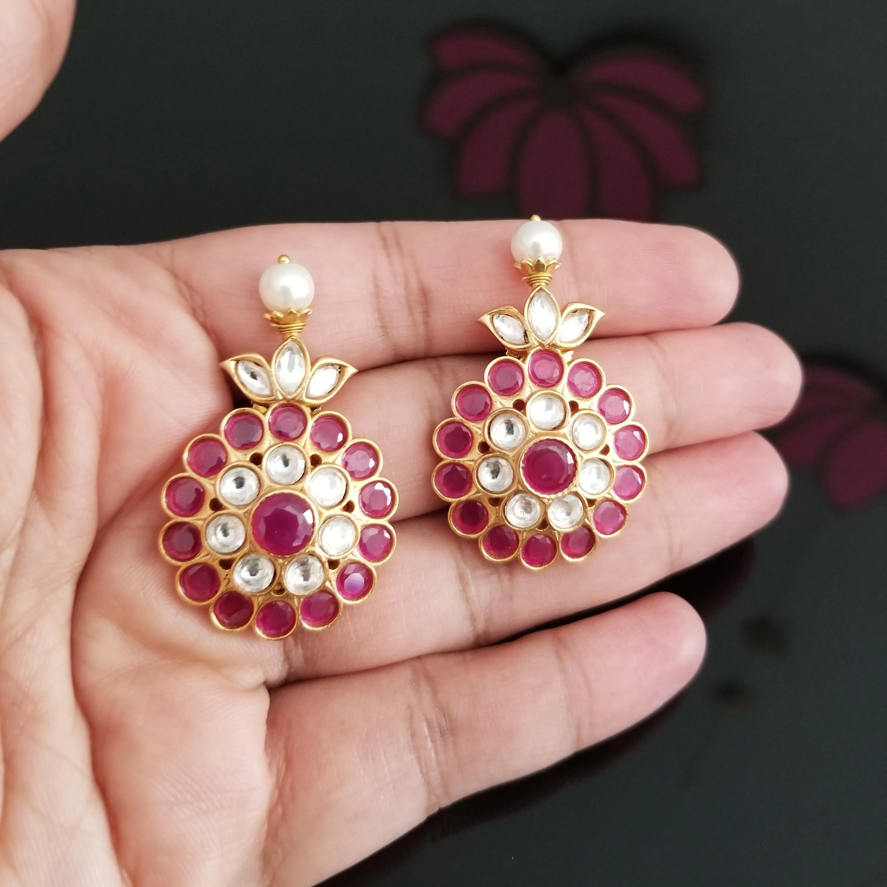 Kundan Studs With Gold Finish 22124