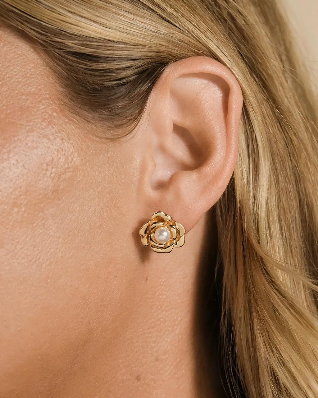 Rosa Pearl Flower Stud Earrings