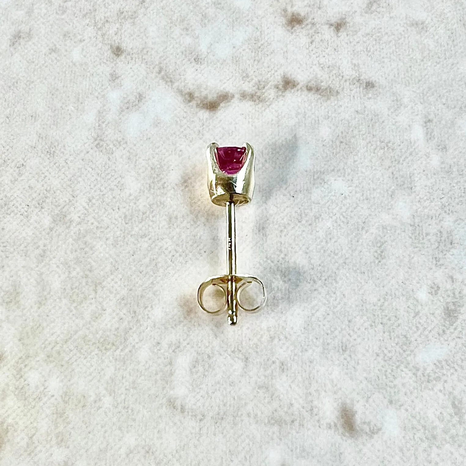 Single 14 Karat Yellow Gold Natural Ruby Stud Earring