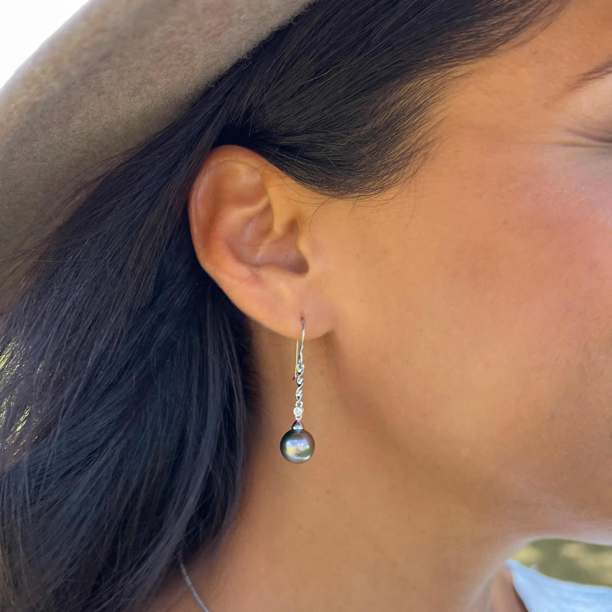Tahitian Black Pearl Earrings in White Gold with Diamonds - 9-10mm
