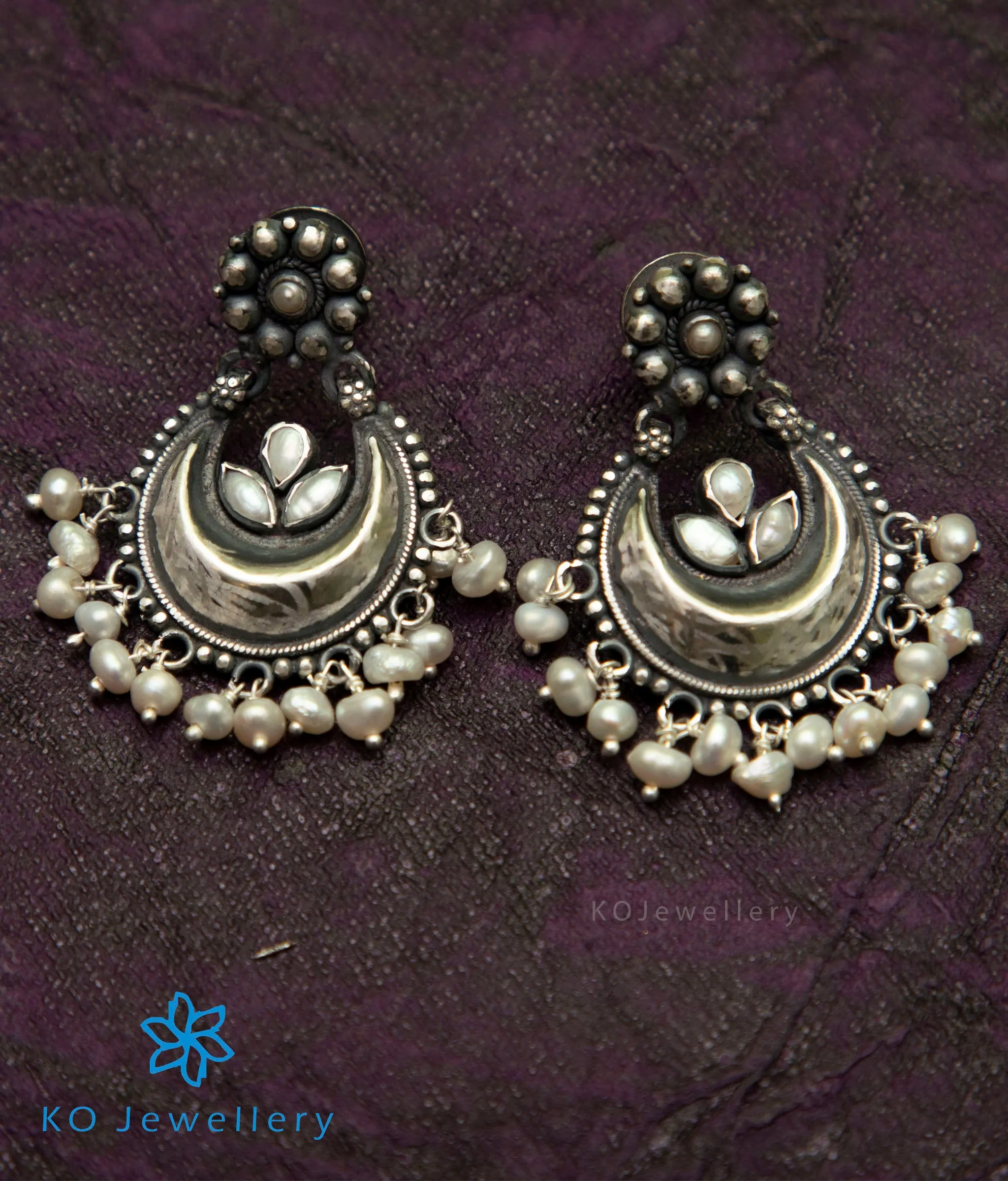 The Mahika Silver Pearl Earrings (Oxidised)
