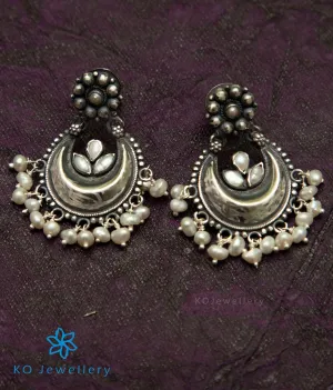 The Mahika Silver Pearl Earrings (Oxidised)