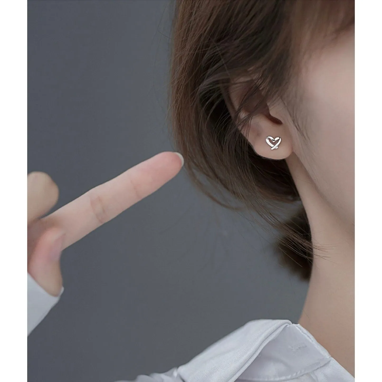 Tiny Heart Stud Earrings-Finger Heart Emoji Earrings-SS046