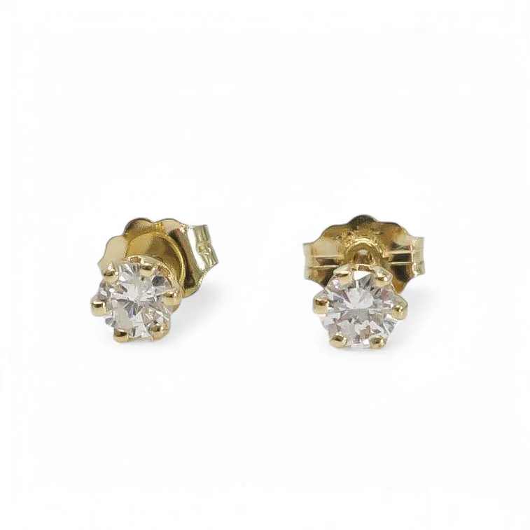 YELLOW GOLD NATURAL DIAMOND STUD EARRINGS.