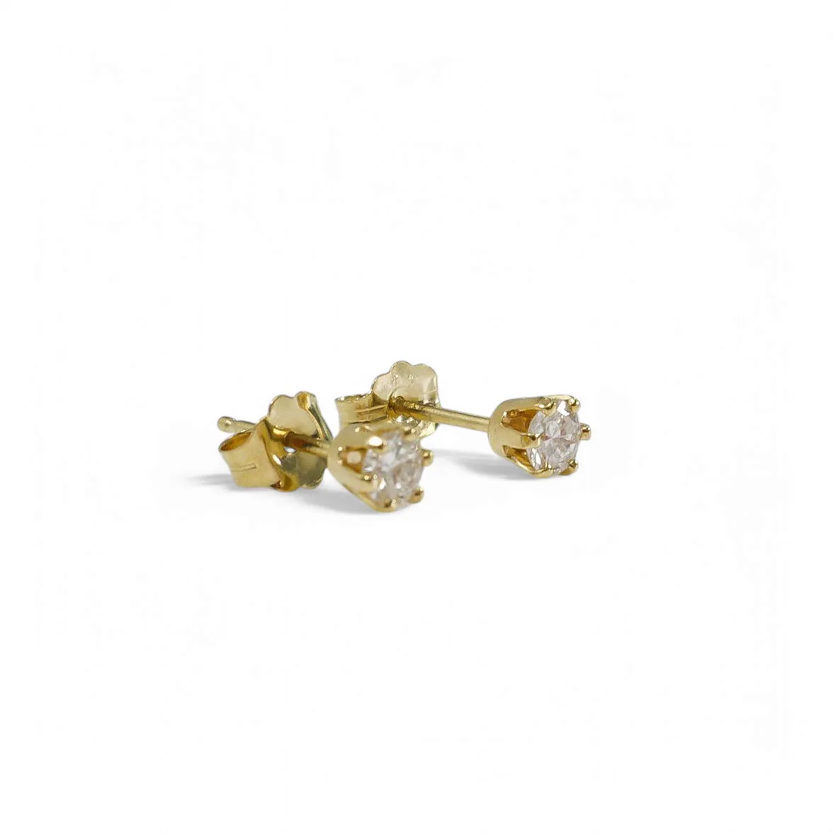 YELLOW GOLD NATURAL DIAMOND STUD EARRINGS.